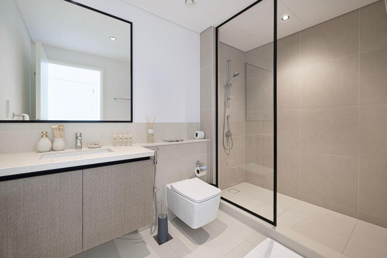 Modern Comfort - Views In Prime Downtown - 2br 6 Guests