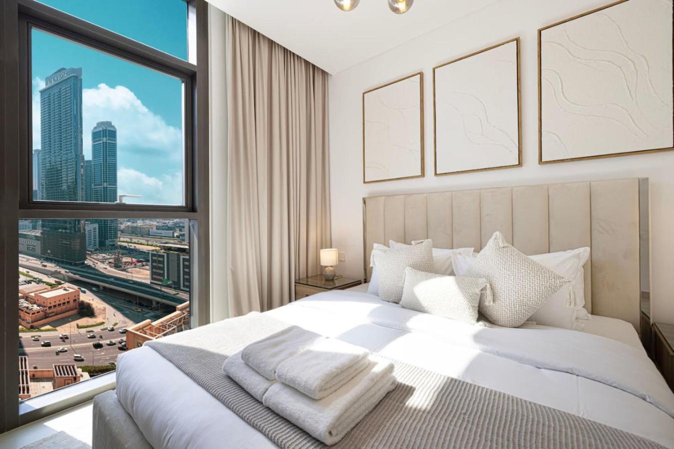 Modern Comfort - Views In Prime Downtown - 2br 6 Guests Apartment *