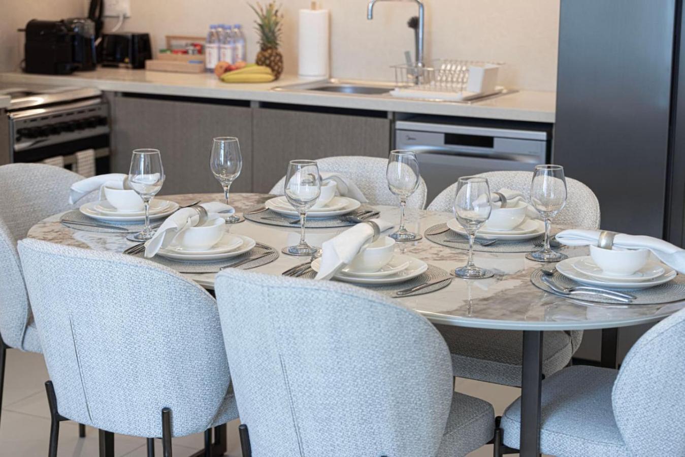 Modern Comfort - Views In Prime Downtown - 2br 6 Guests *