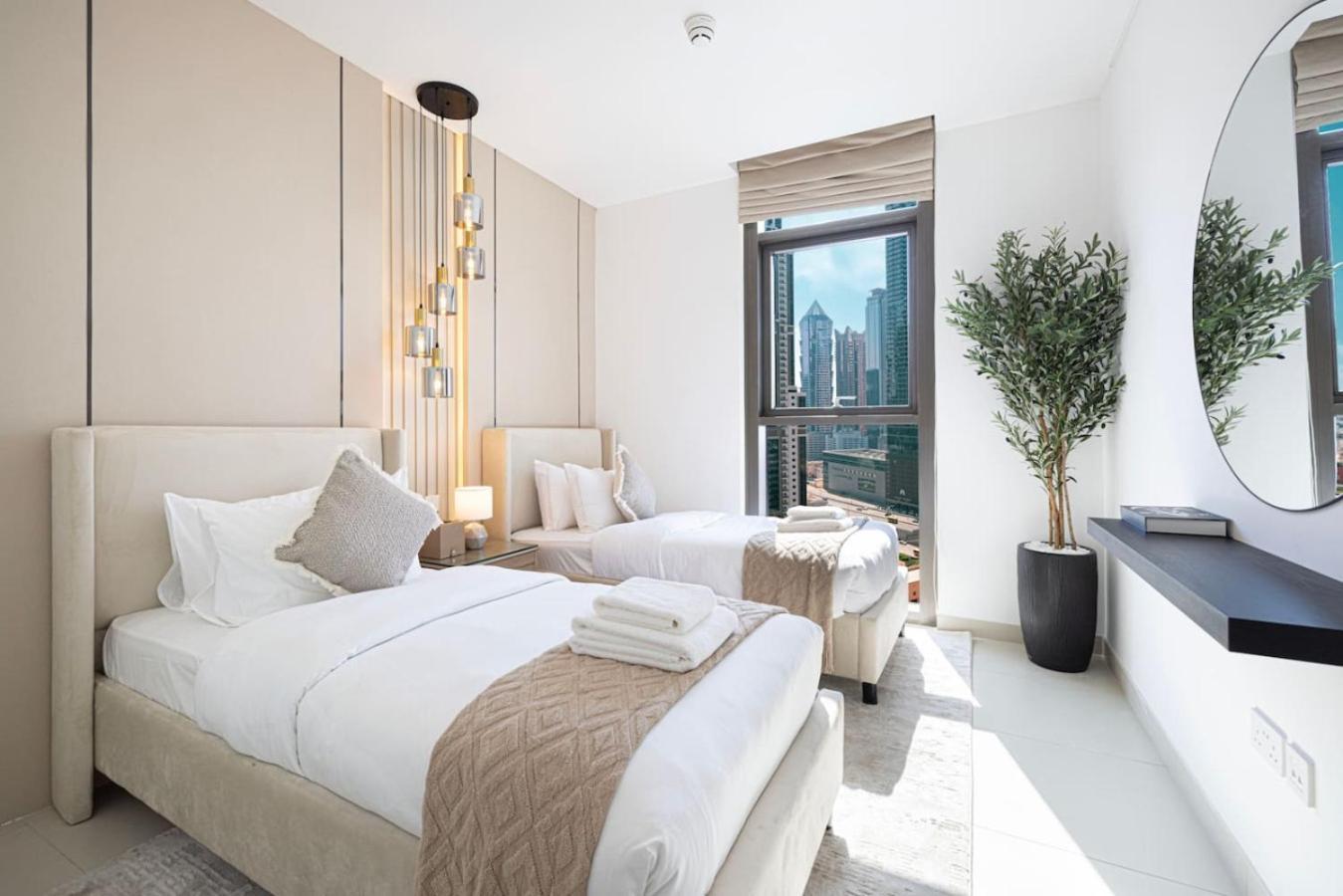 Modern Comfort - Views In Prime Downtown - 2br 6 Guests Apartment