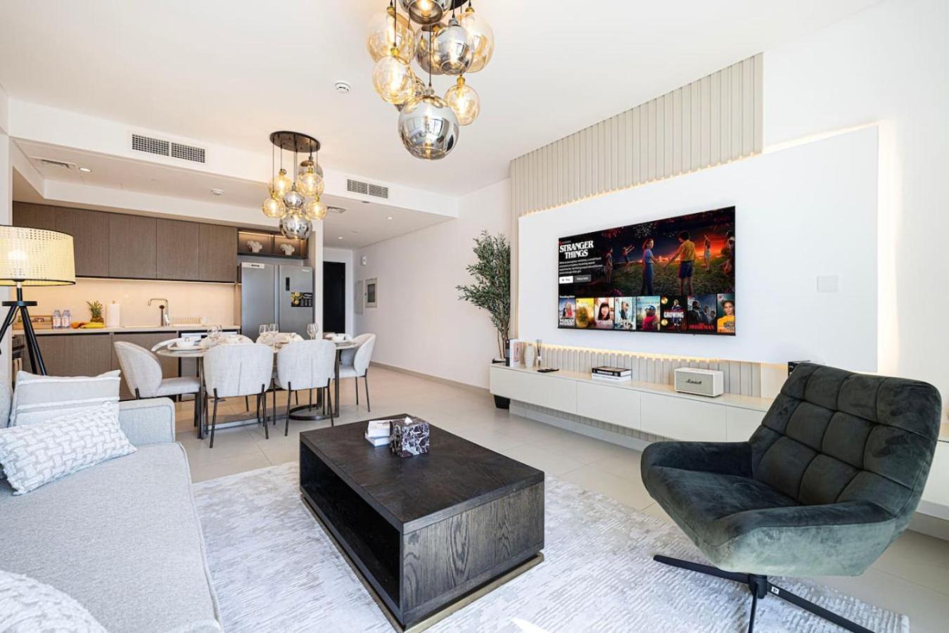 Modern Comfort - Views In Prime Downtown - 2br 6 Guests *