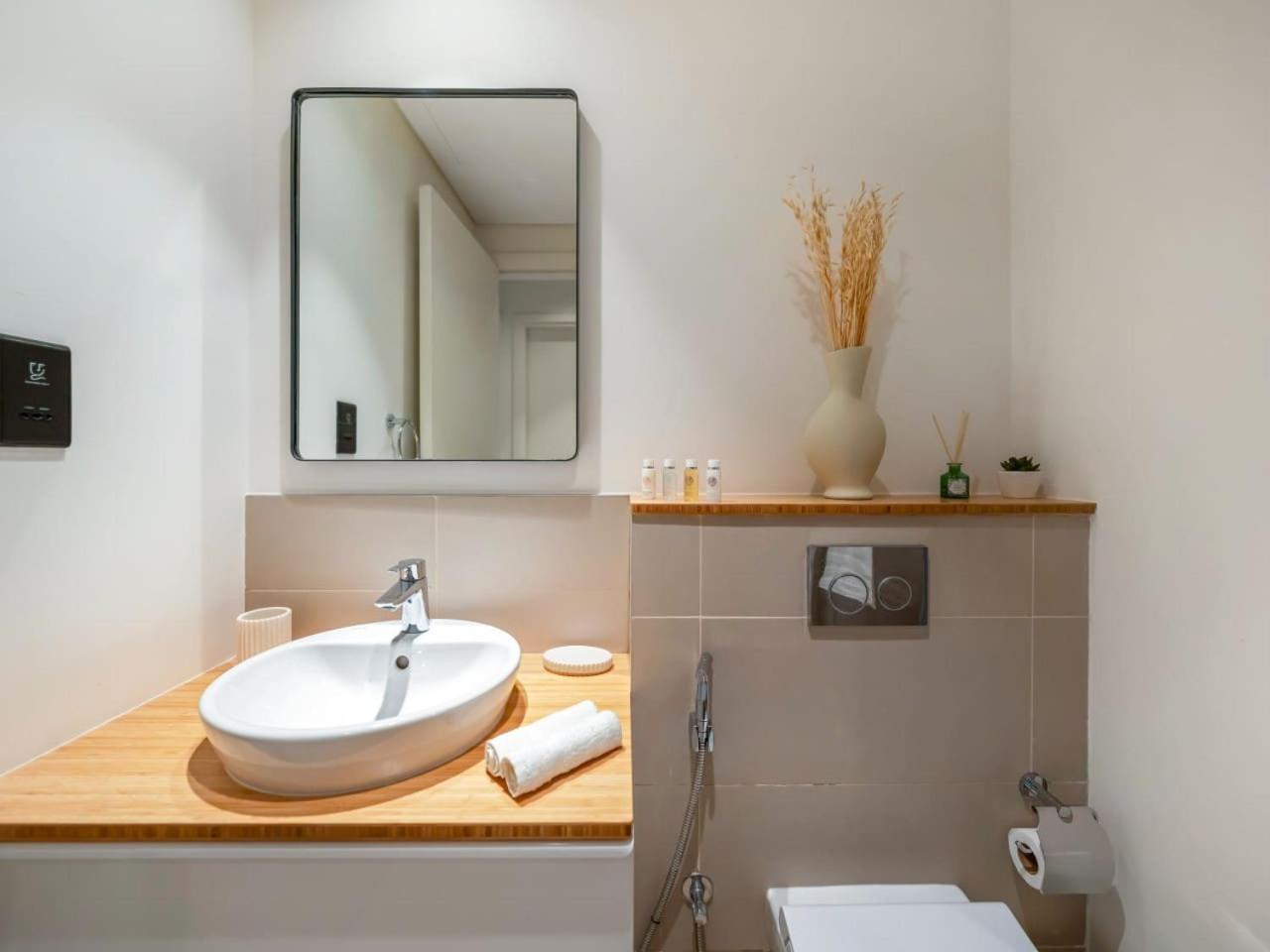Contemporary 1br In Collective 2.0 Luxury And Comfort Apartment Dubai