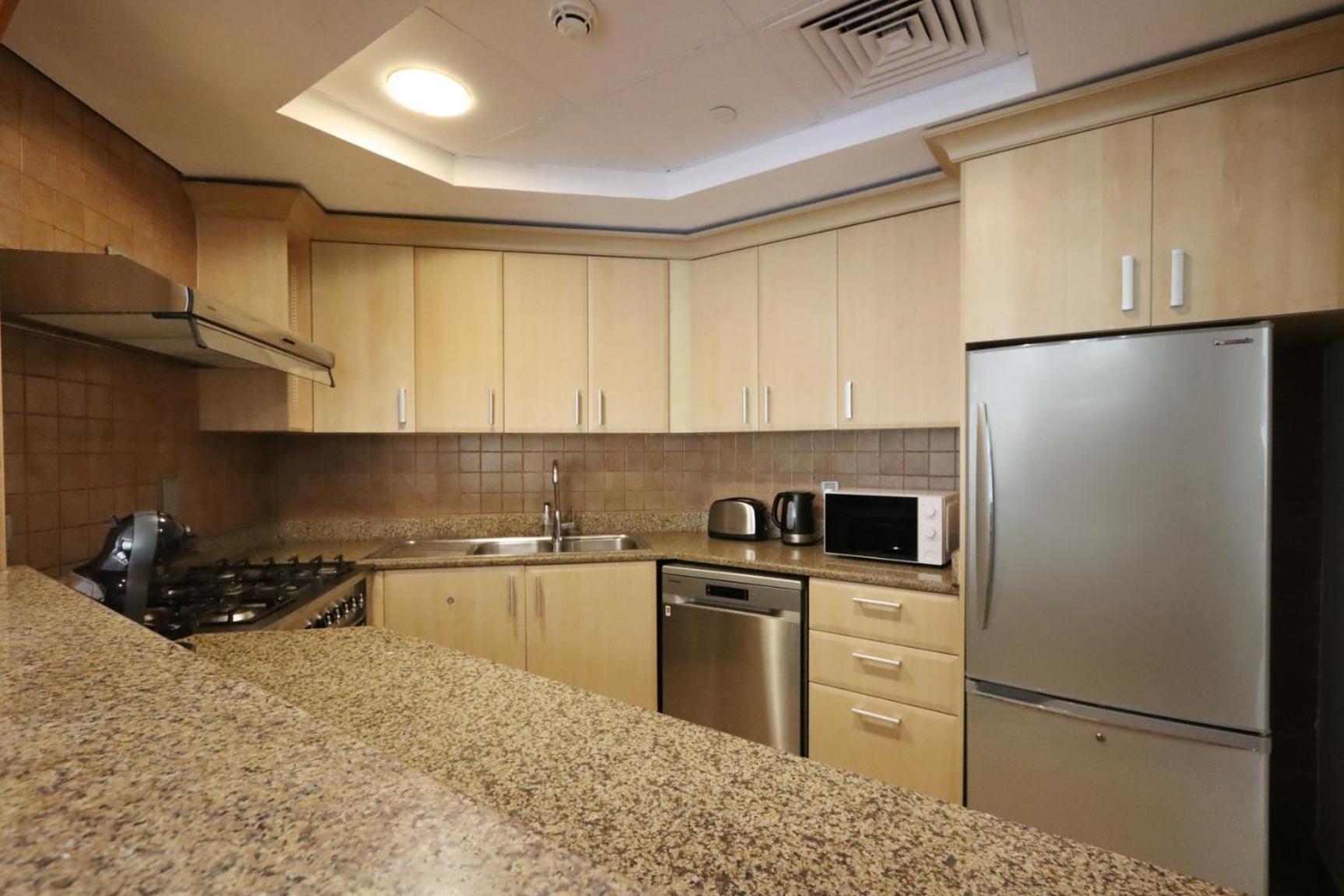 Apartment Spacious 1 Bedroom In Shoreline Near Palm Mall