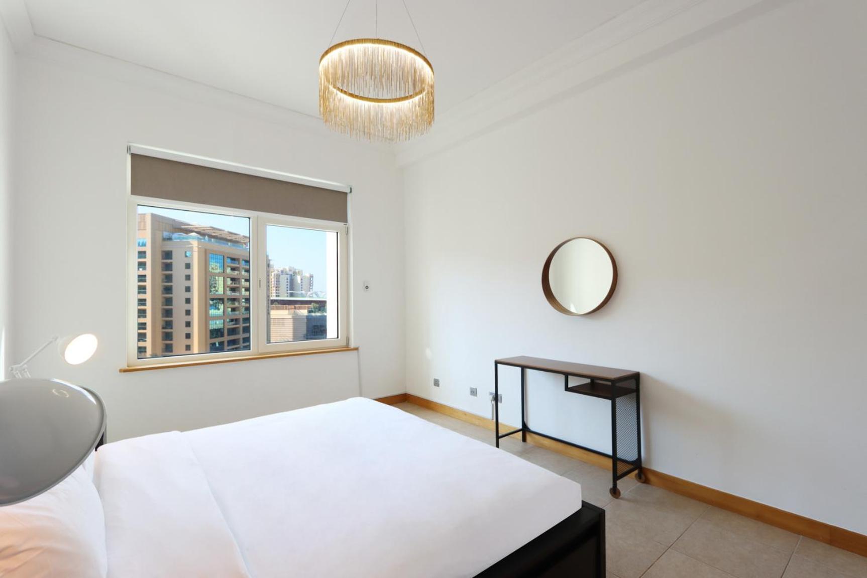 Spacious 1 Bedroom In Shoreline Near Palm Mall *