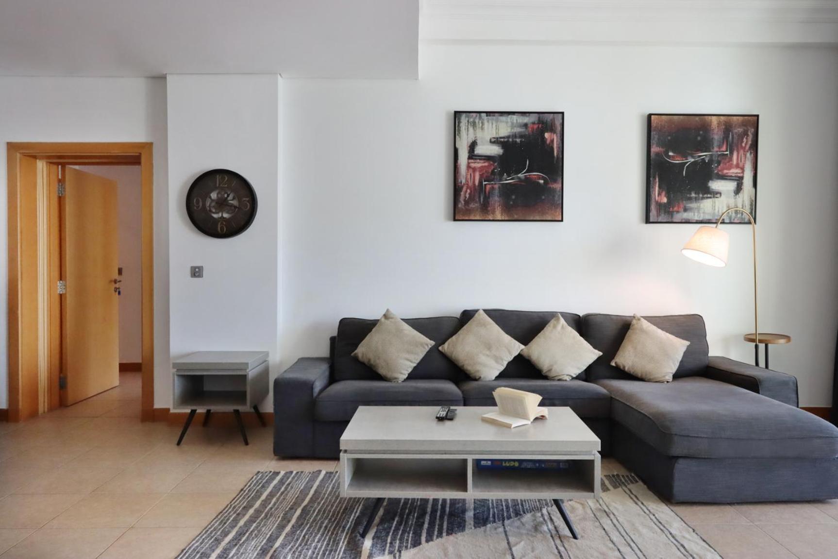 Spacious 1 Bedroom In Shoreline Near Palm Mall * Dubai