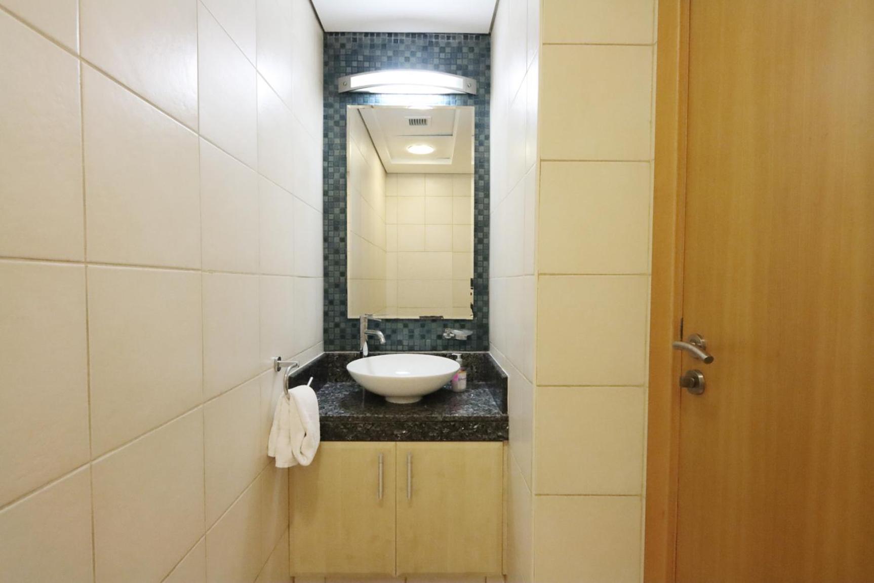 Spacious 1 Bedroom In Shoreline Near Palm Mall