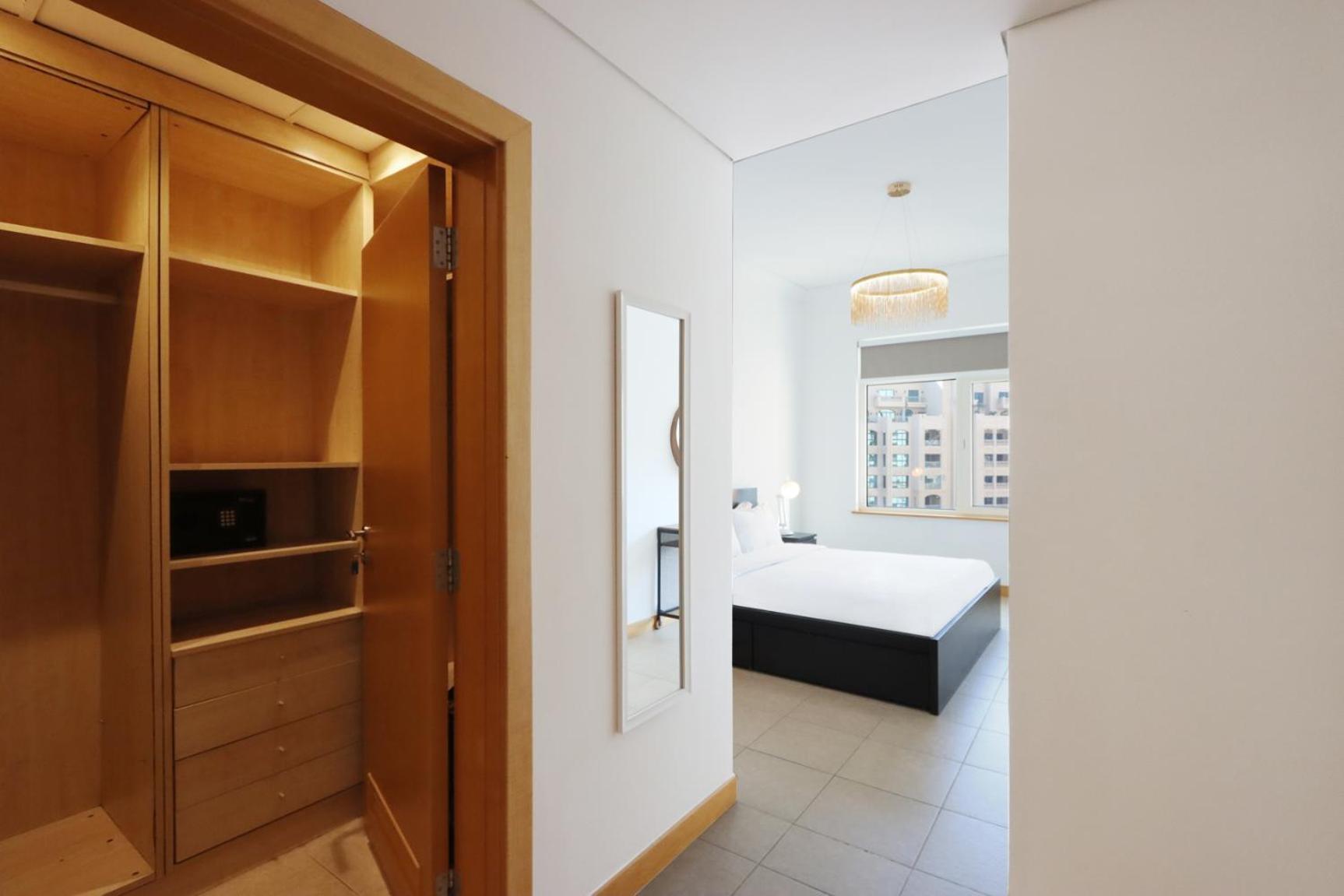 Spacious 1 Bedroom In Shoreline Near Palm Mall