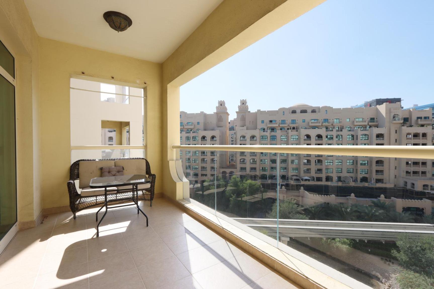 Spacious 1 Bedroom In Shoreline Near Palm Mall Apartment Dubai