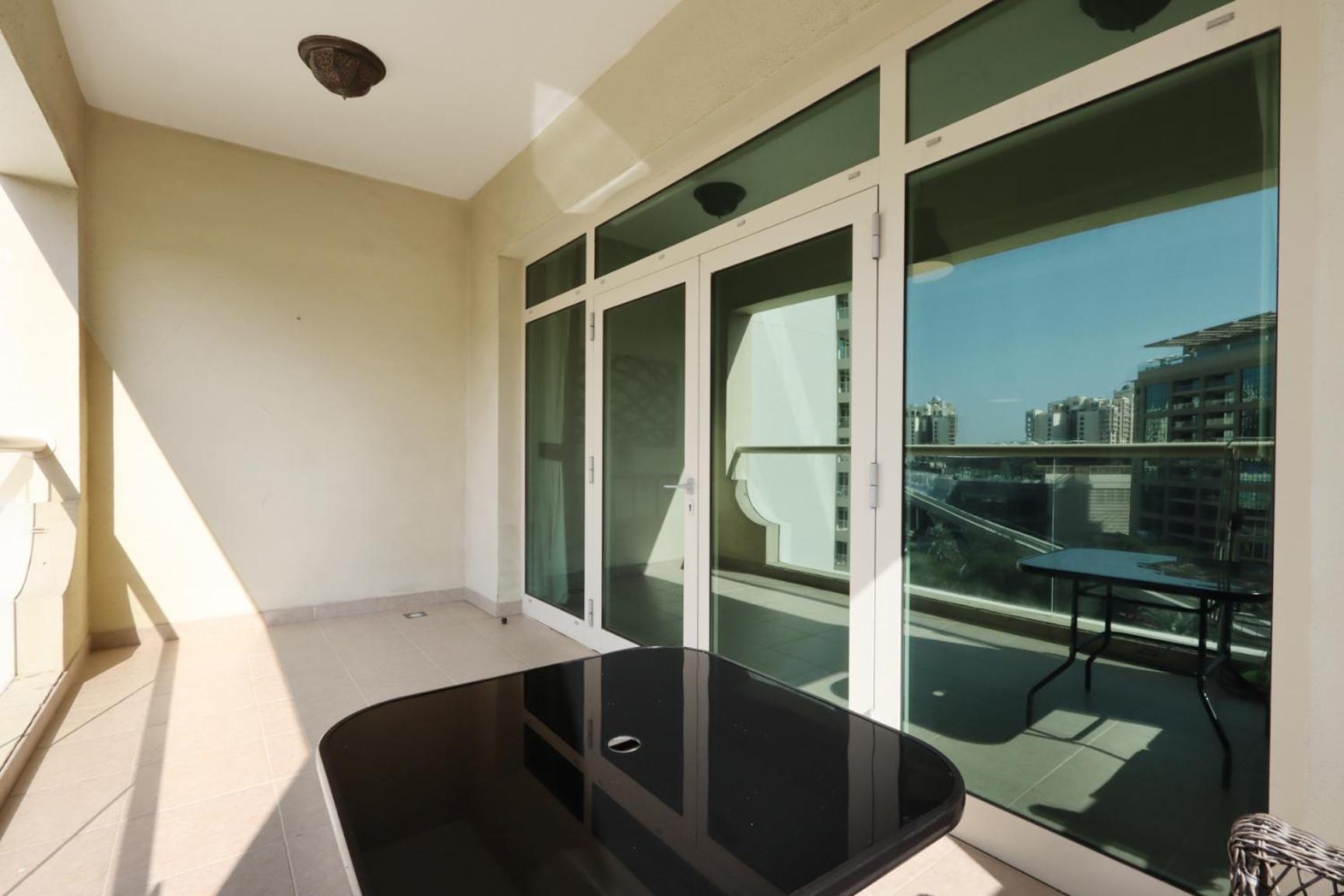 Apartment Spacious 1 Bedroom In Shoreline Near Palm Mall Dubai
