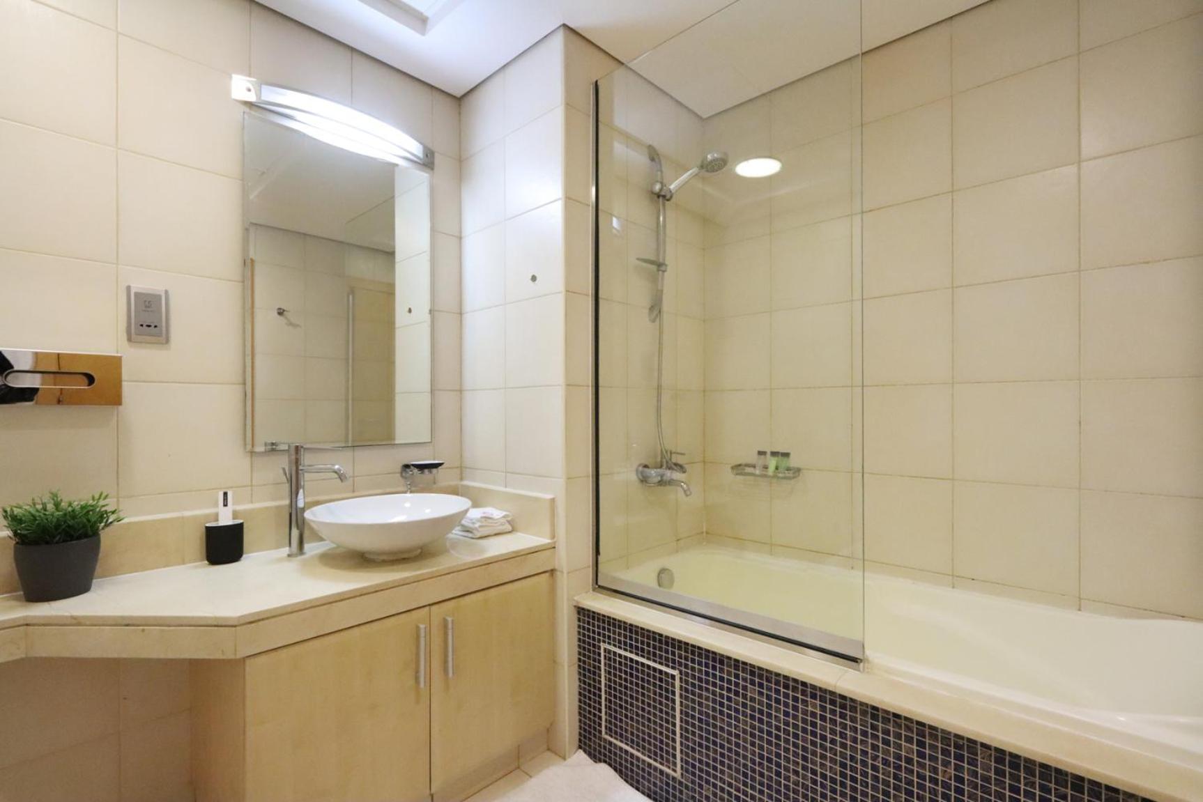 Spacious 1 Bedroom In Shoreline Near Palm Mall