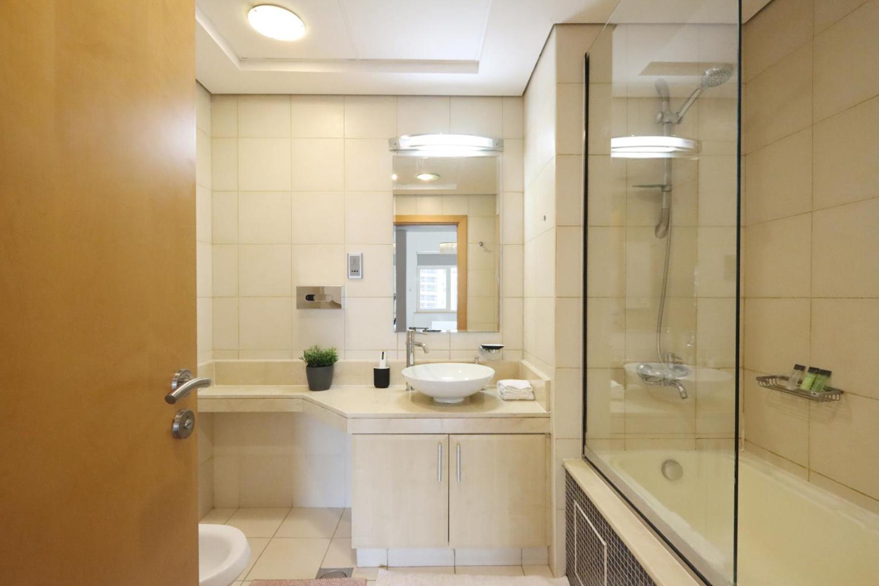 Spacious 1 Bedroom In Shoreline Near Palm Mall Apartment