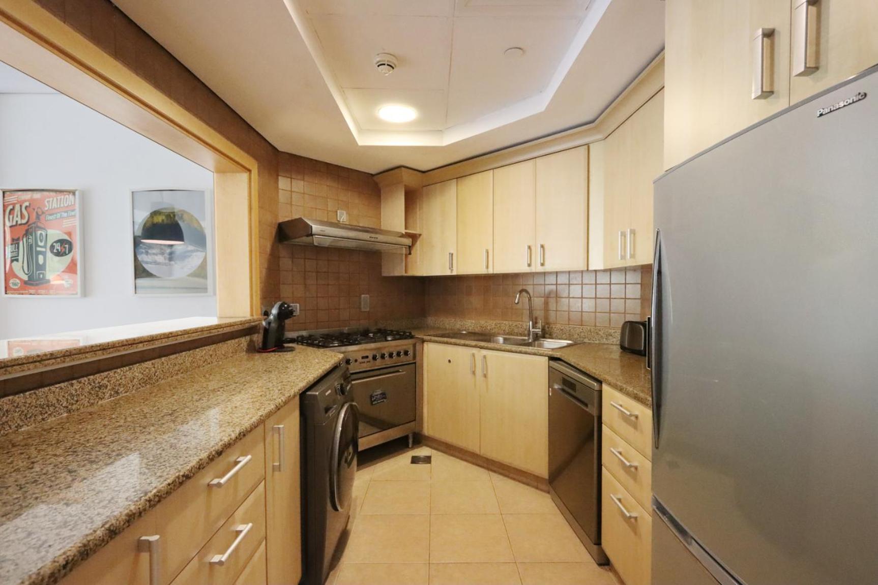 Spacious 1 Bedroom In Shoreline Near Palm Mall * Dubai