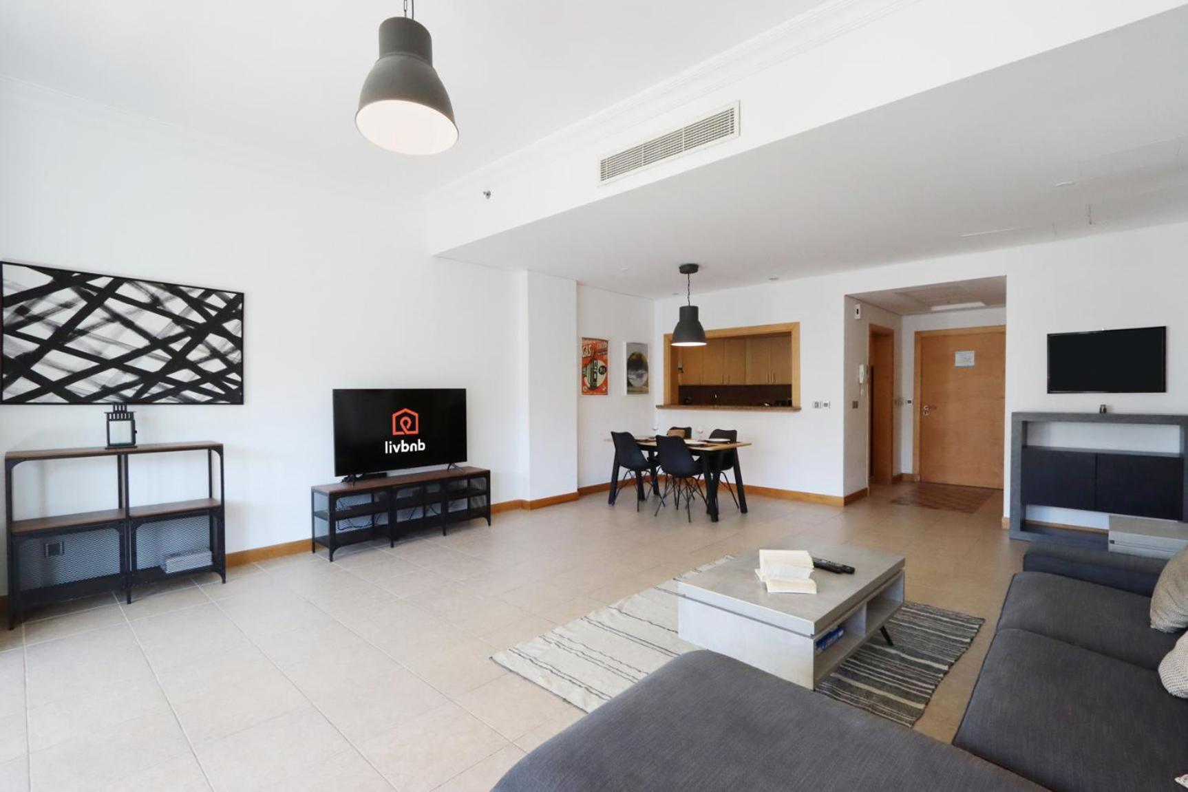 Spacious 1 Bedroom In Shoreline Near Palm Mall Apartment Dubai