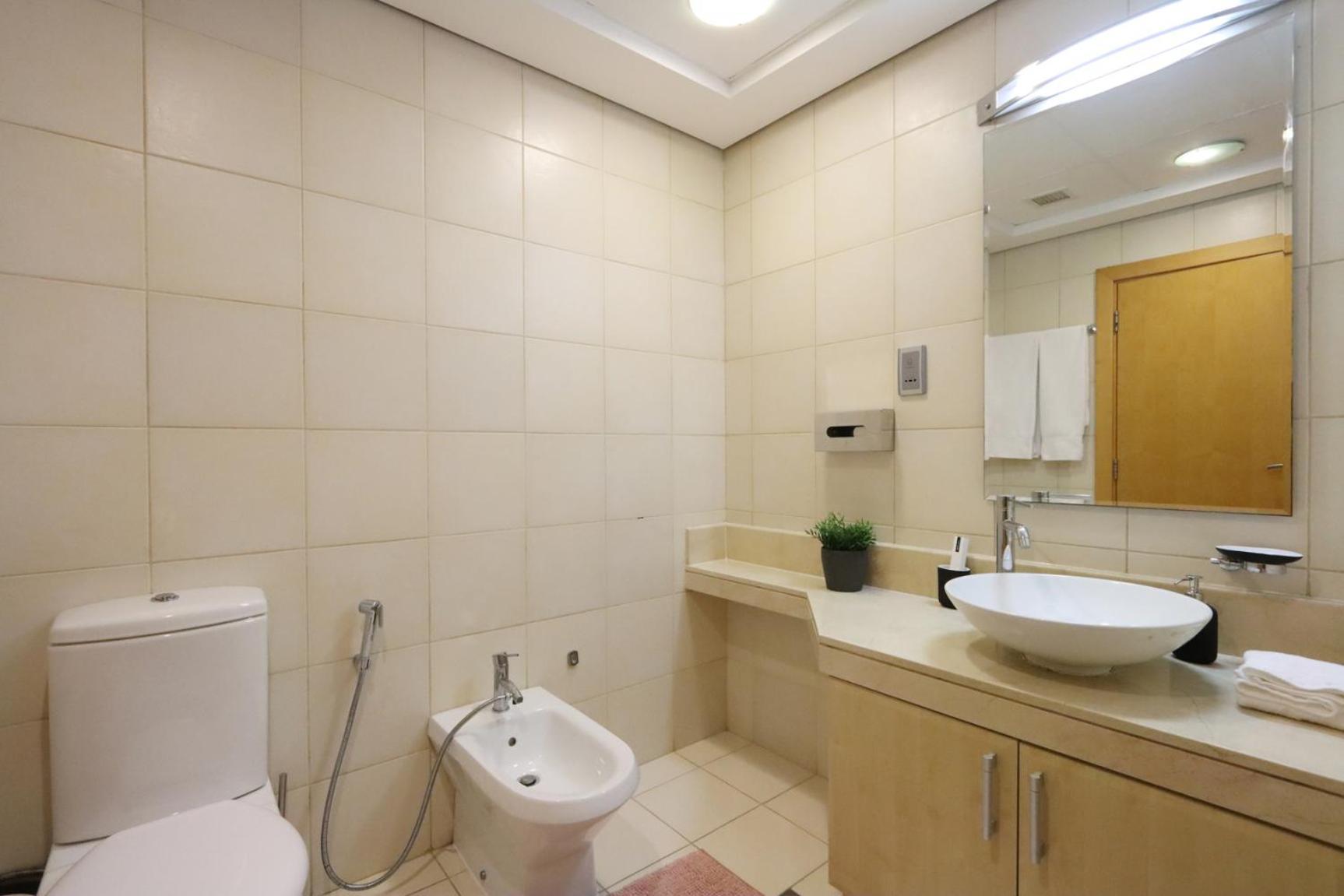 Apartment Spacious 1 Bedroom In Shoreline Near Palm Mall Dubai