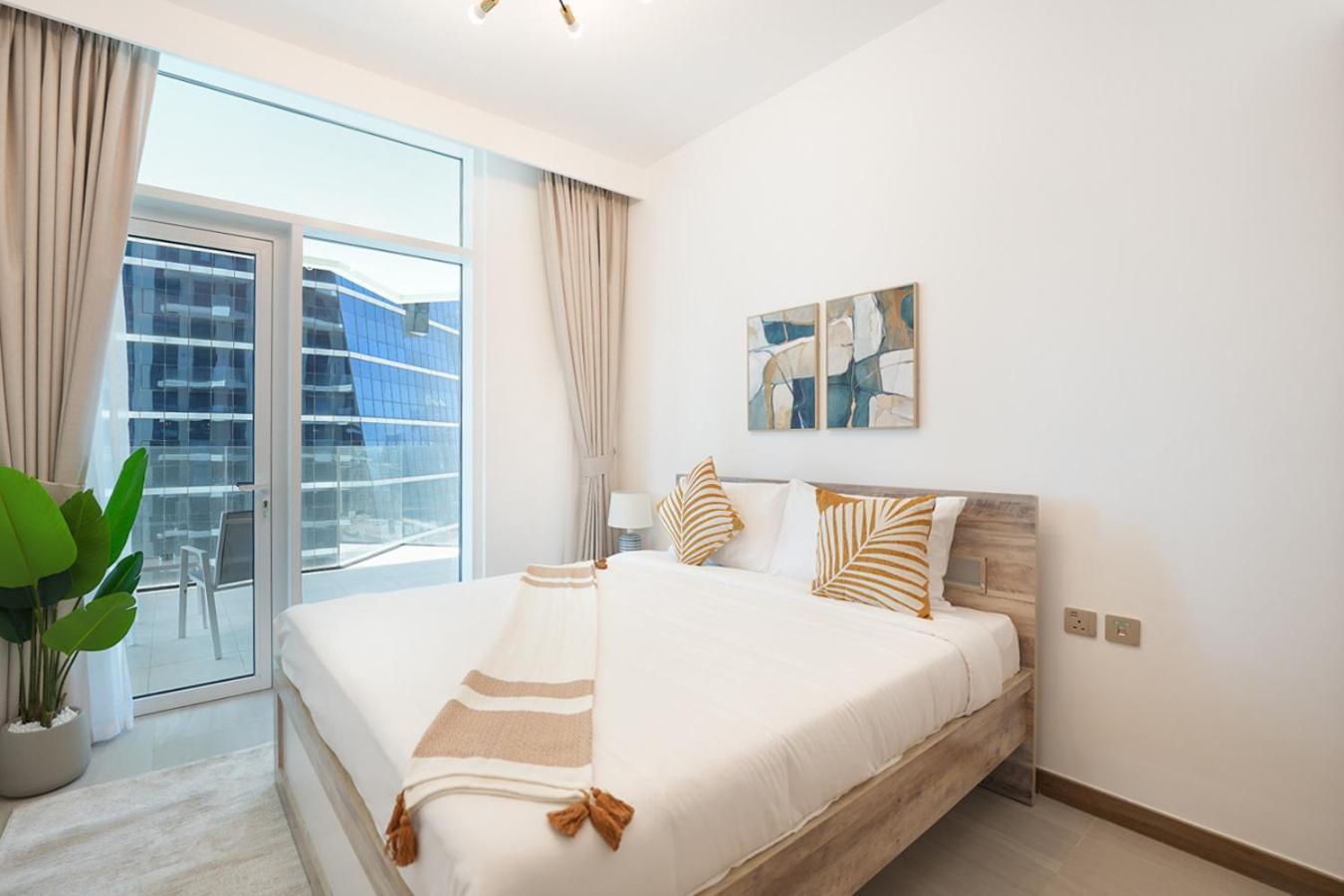 Easygo- Lavish 2br-terrace-view-infinity Pool Dubai