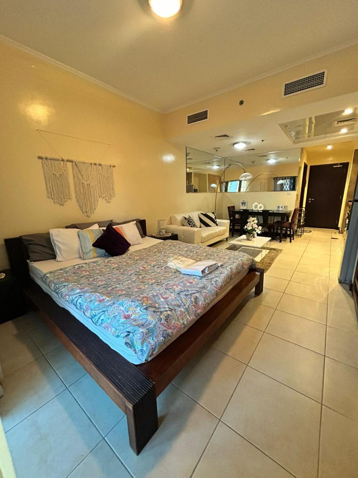 Click - Jlt - & Balcony Lakes View Entire -jn Apartment *