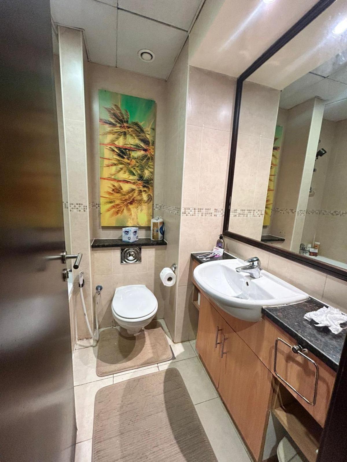 Click - Jlt - & Balcony Lakes View Entire -jn Dubai