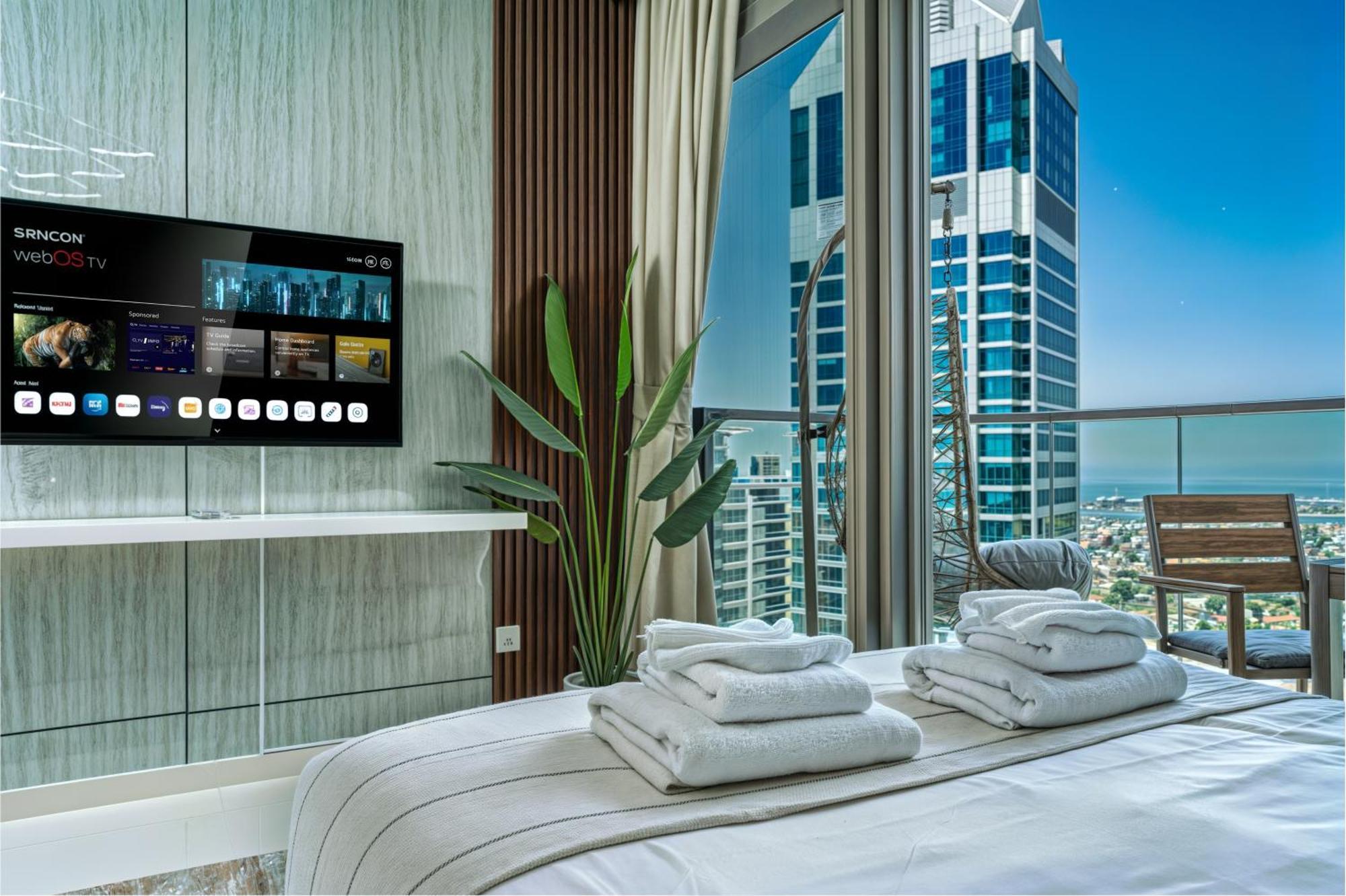 Scenic Infinity Pool With Burj Khalifa Views Apartment Dubai