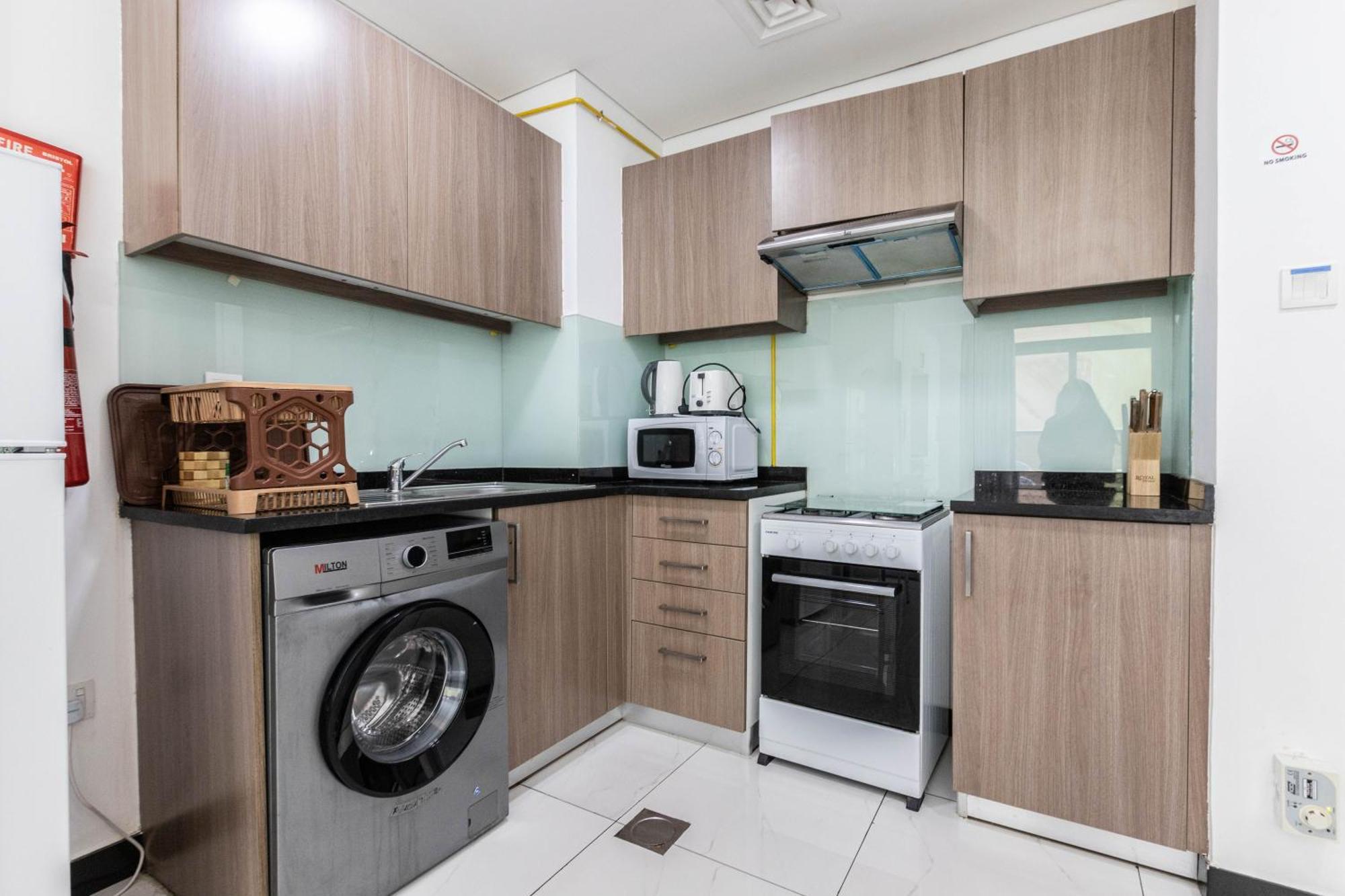 Chic & Comfortable In Crystal Jvc Apartment