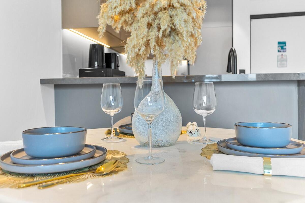 Apartment Waves Homes - Serenity, Luxury Living At 15 Northside Tower 2