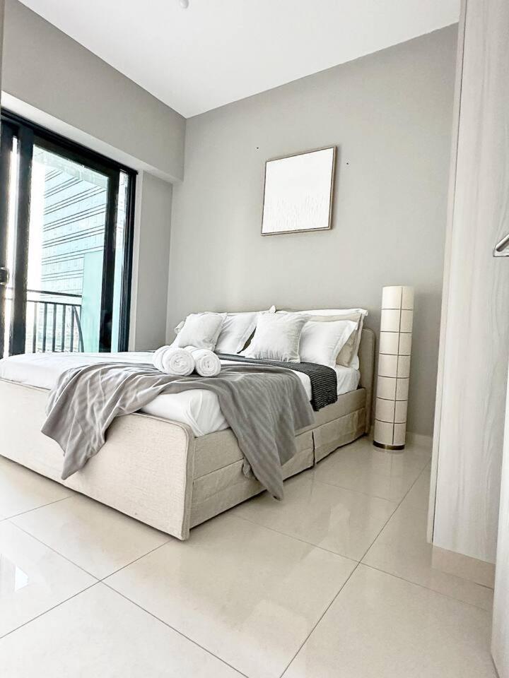 Canal Luxe Burj 1br Sleeps 4 With Pool And Gym *