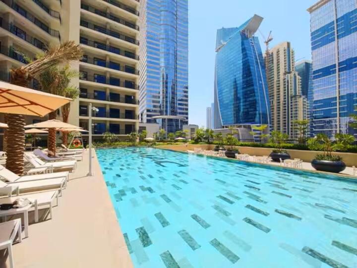 Canal Luxe Burj 1br Sleeps 4 With Pool And Gym Apartment