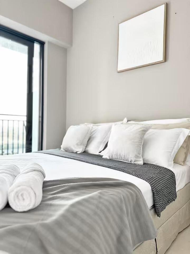 Canal Luxe Burj 1br Sleeps 4 With Pool And Gym *