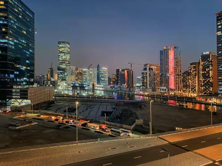 Canal Luxe Burj 1br Sleeps 4 With Pool And Gym Apartment