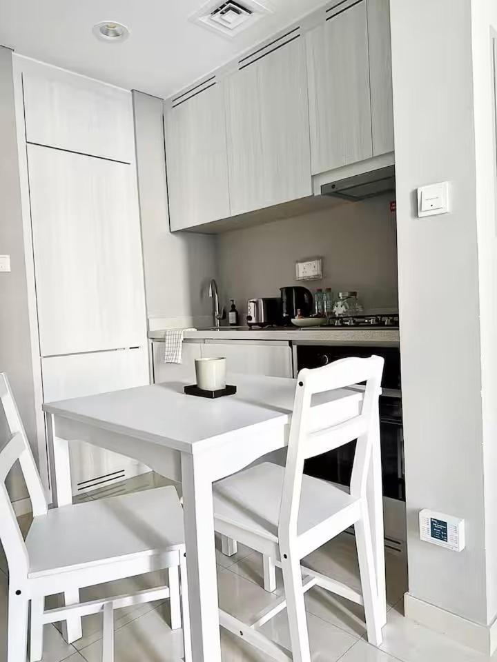 Canal Luxe Burj 1br Sleeps 4 With Pool And Gym Apartment Dubai