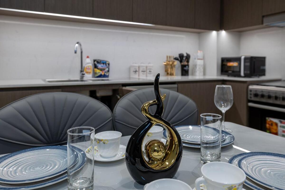 Luxury Just Steps From Mall 2br Grande Apartment *