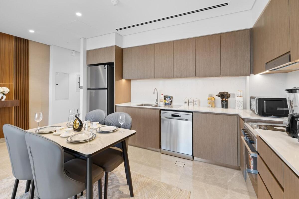 Luxury Just Steps From Mall 2br Grande *