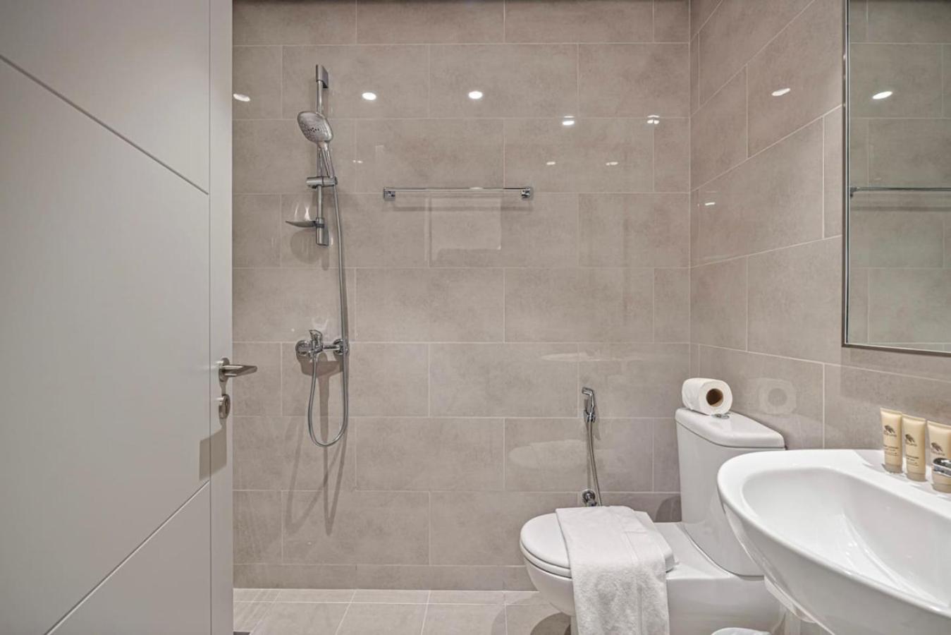 Burj Khalifa View And Mall Walk - 4br 14 Guests Apartment Dubai