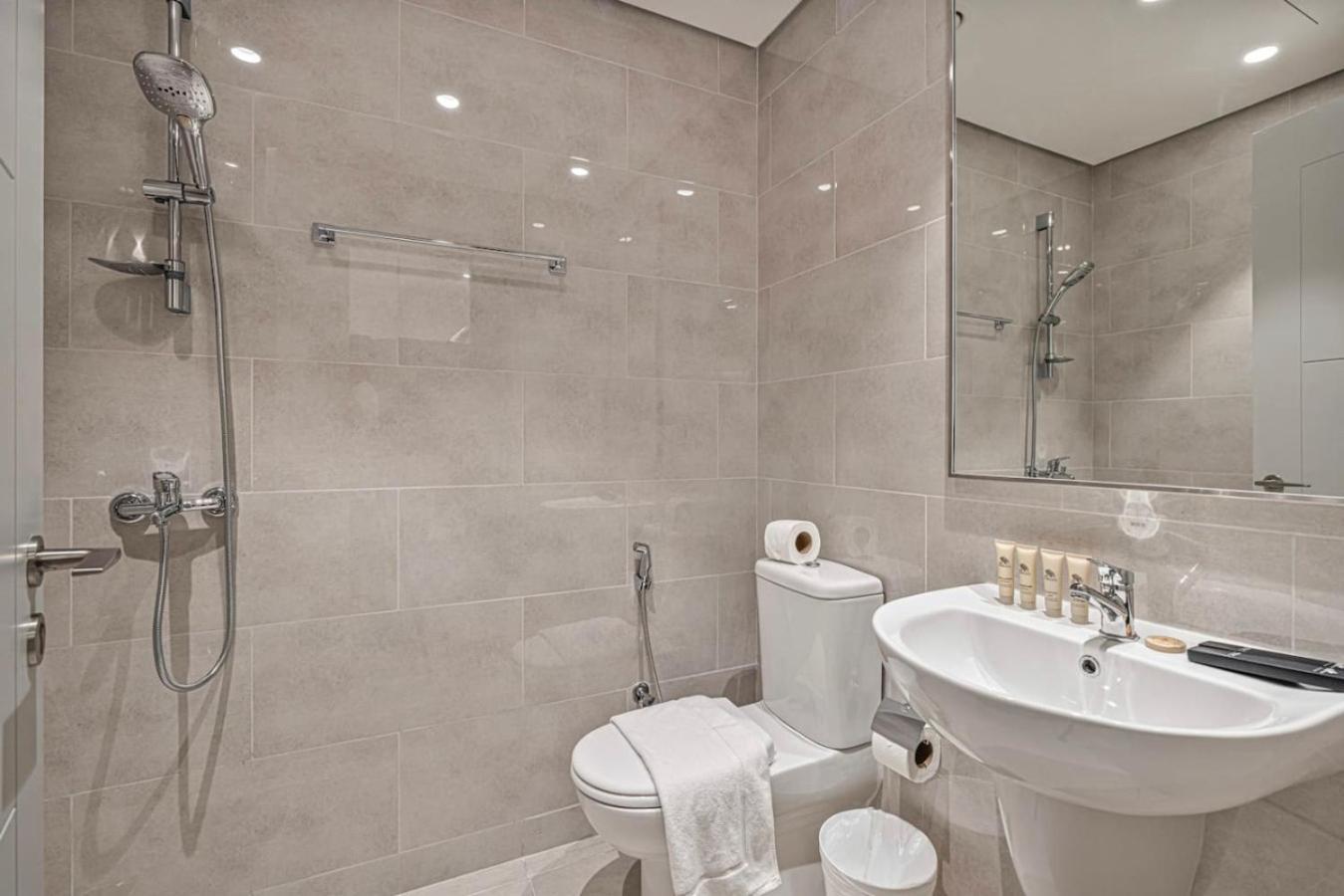 Apartment Burj Khalifa View And Mall Walk - 4br 14 Guests