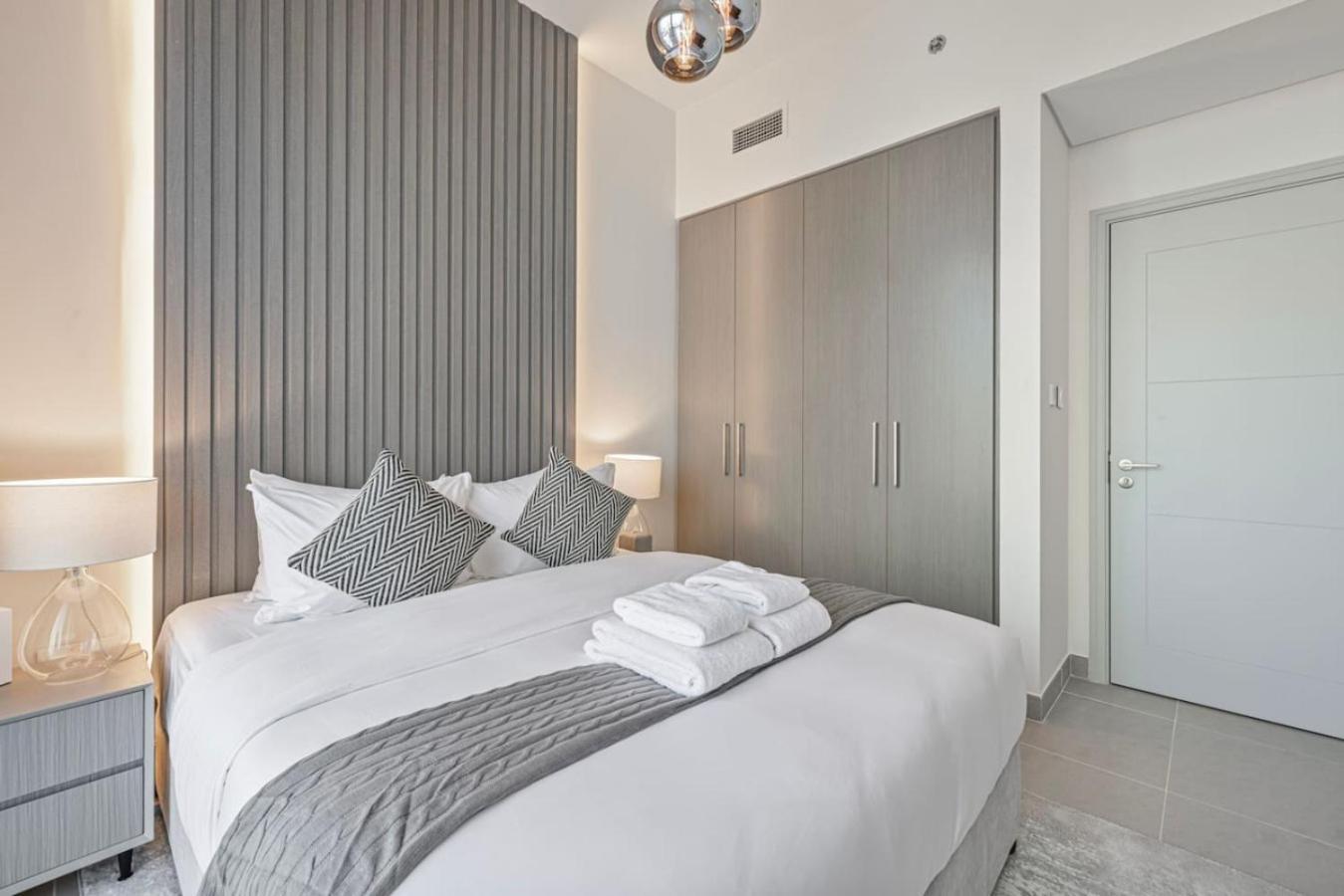 Burj Khalifa View And Mall Walk - 4br 14 Guests Dubai