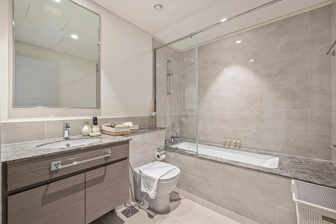 Burj Khalifa View And Mall Walk - 4br 14 Guests *