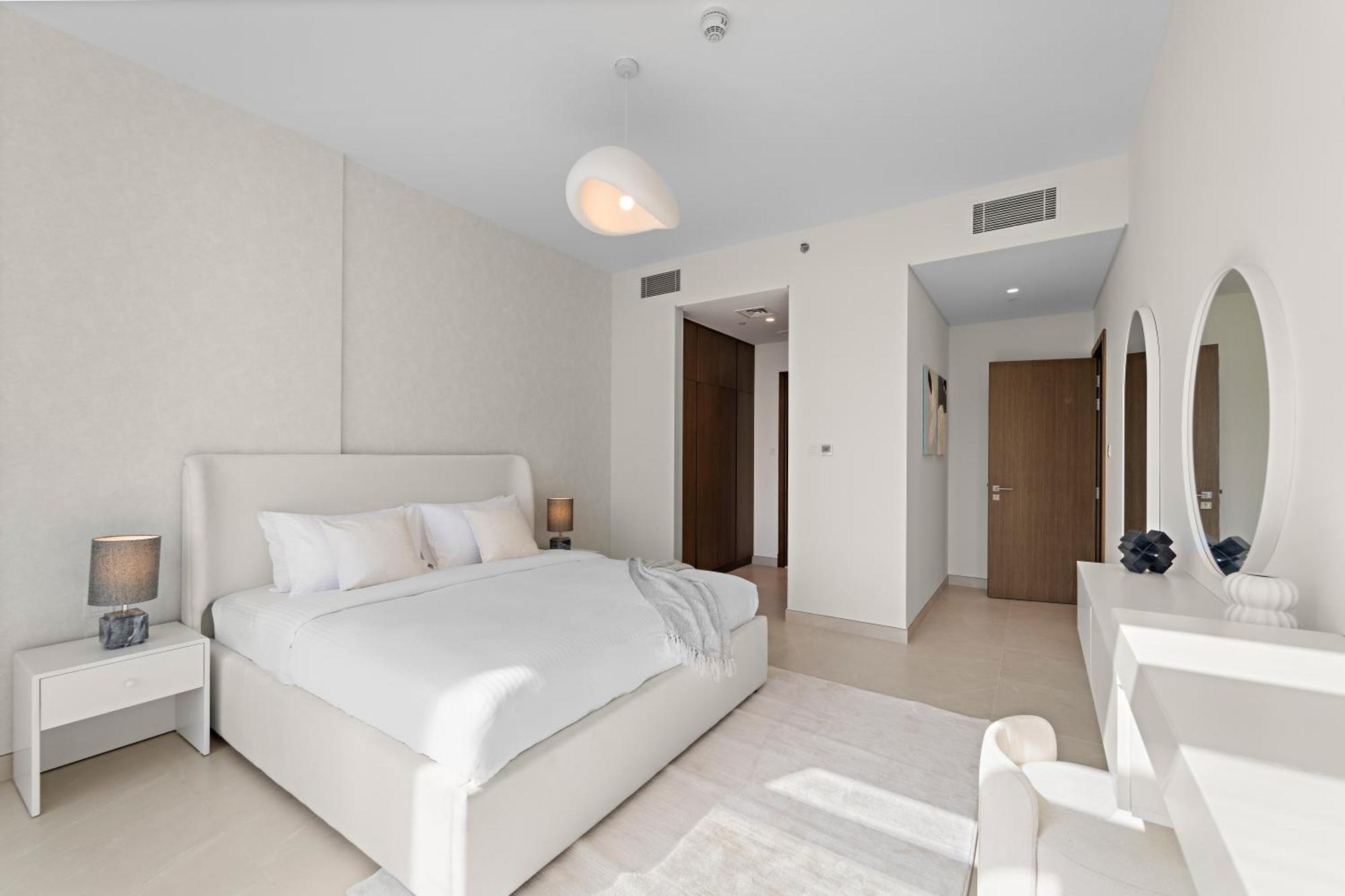 2br Canal Front B3, Canal Views Apartment *