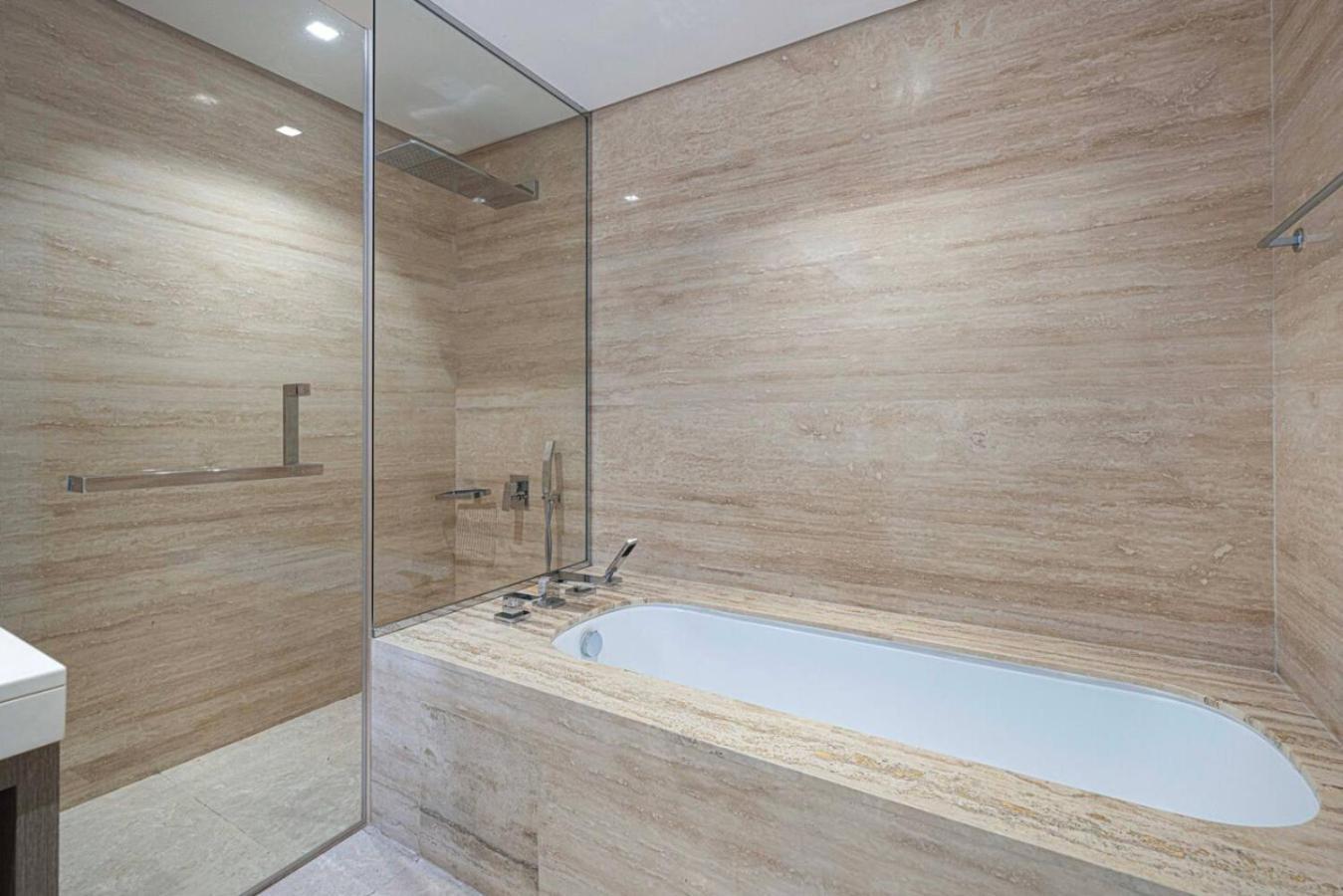 Luxe 1br Burj View 10 Min Walk To Mall Apartment *