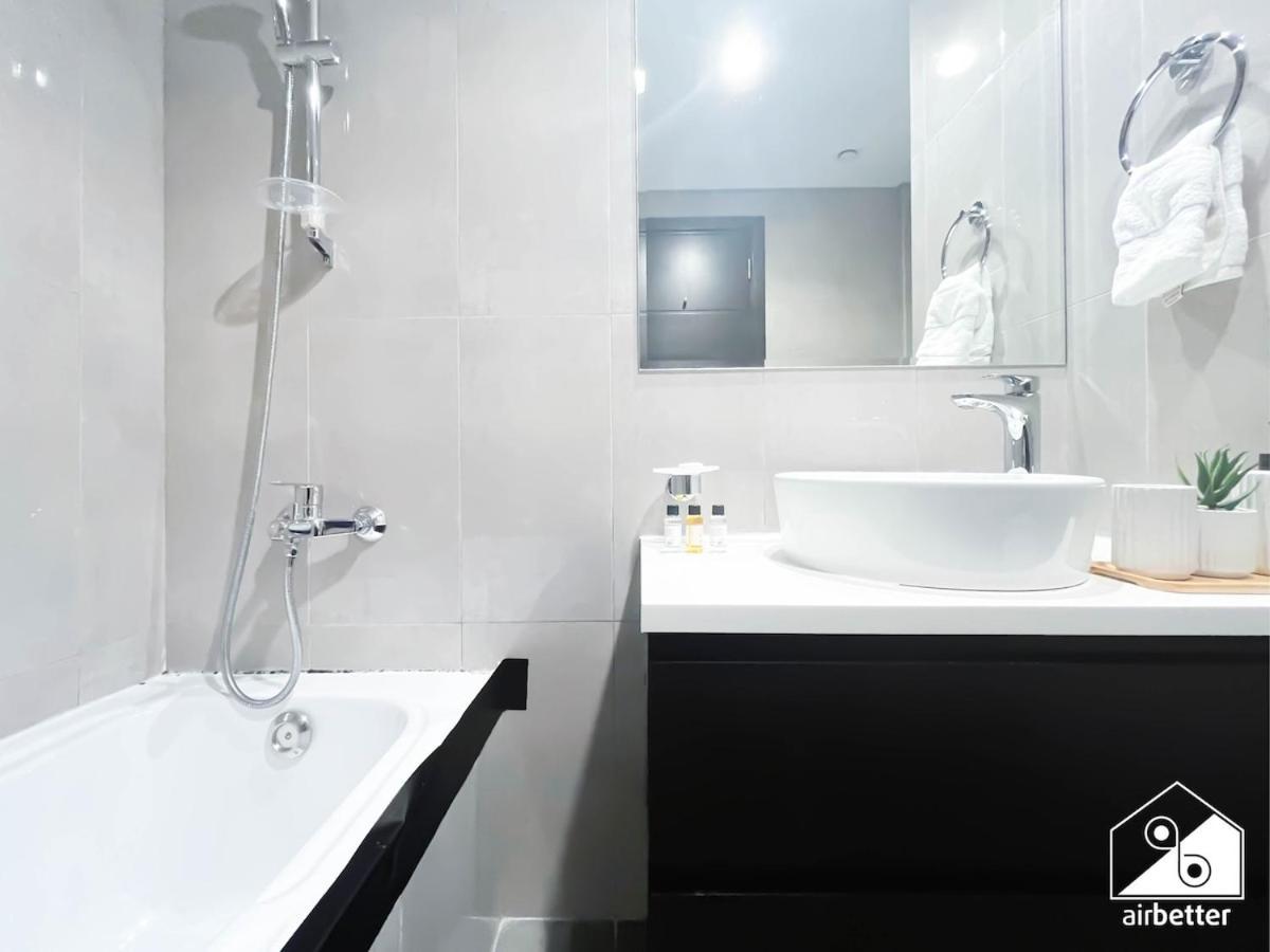 Luxury 2br In Merano Tower & Stunning Canal Views