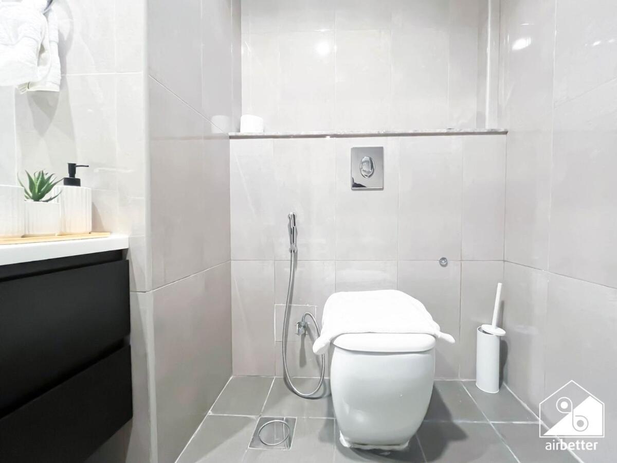 Luxury 2br In Merano Tower & Stunning Canal Views