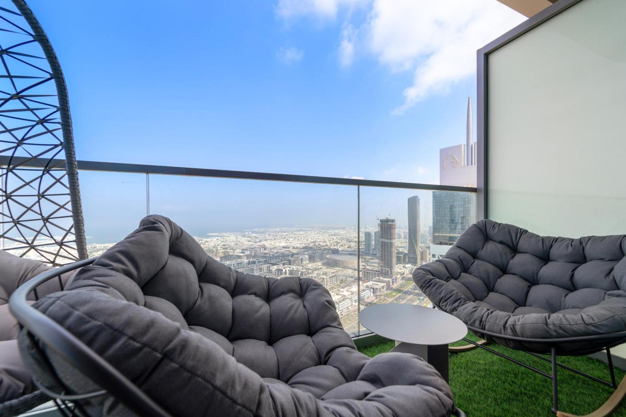 Scenic Infinity Pool With Burj Khalifa Views Apartment