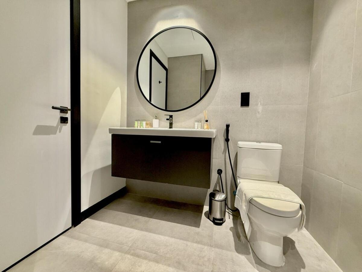 Apartment Vserve - 1 Bedroom Escape With Views & Canal Vibes Dubai