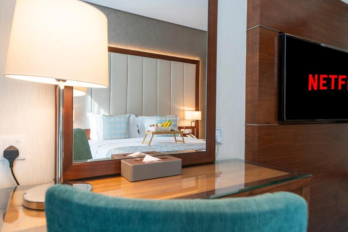 5 Star 2br W & Infinity Pool Full Canal & Burj Views Apartment *