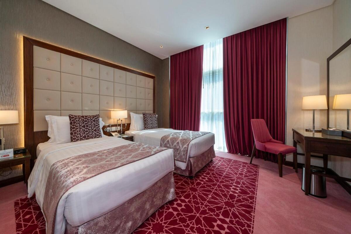 5 Star 2br W & Infinity Pool Full Canal & Burj Views *