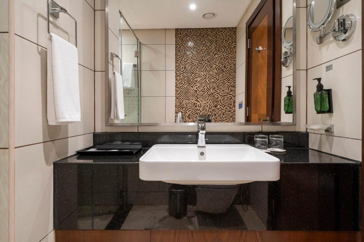 5 Star 2br W & Infinity Pool Full Canal & Burj Views Apartment *