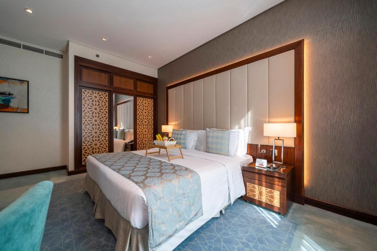 Apartment 5 Star 2br W & Infinity Pool Full Canal & Burj Views Dubai