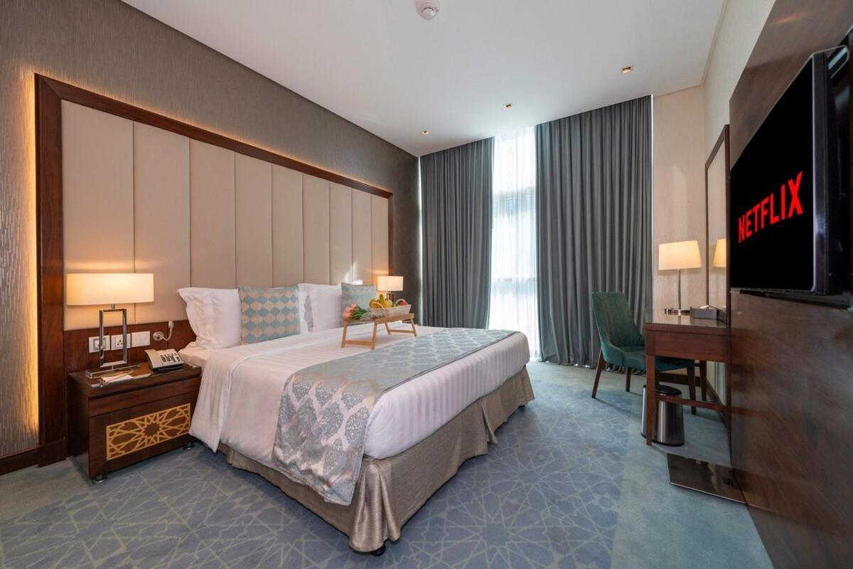 5 Star 2br W & Infinity Pool Full Canal & Burj Views Apartment *