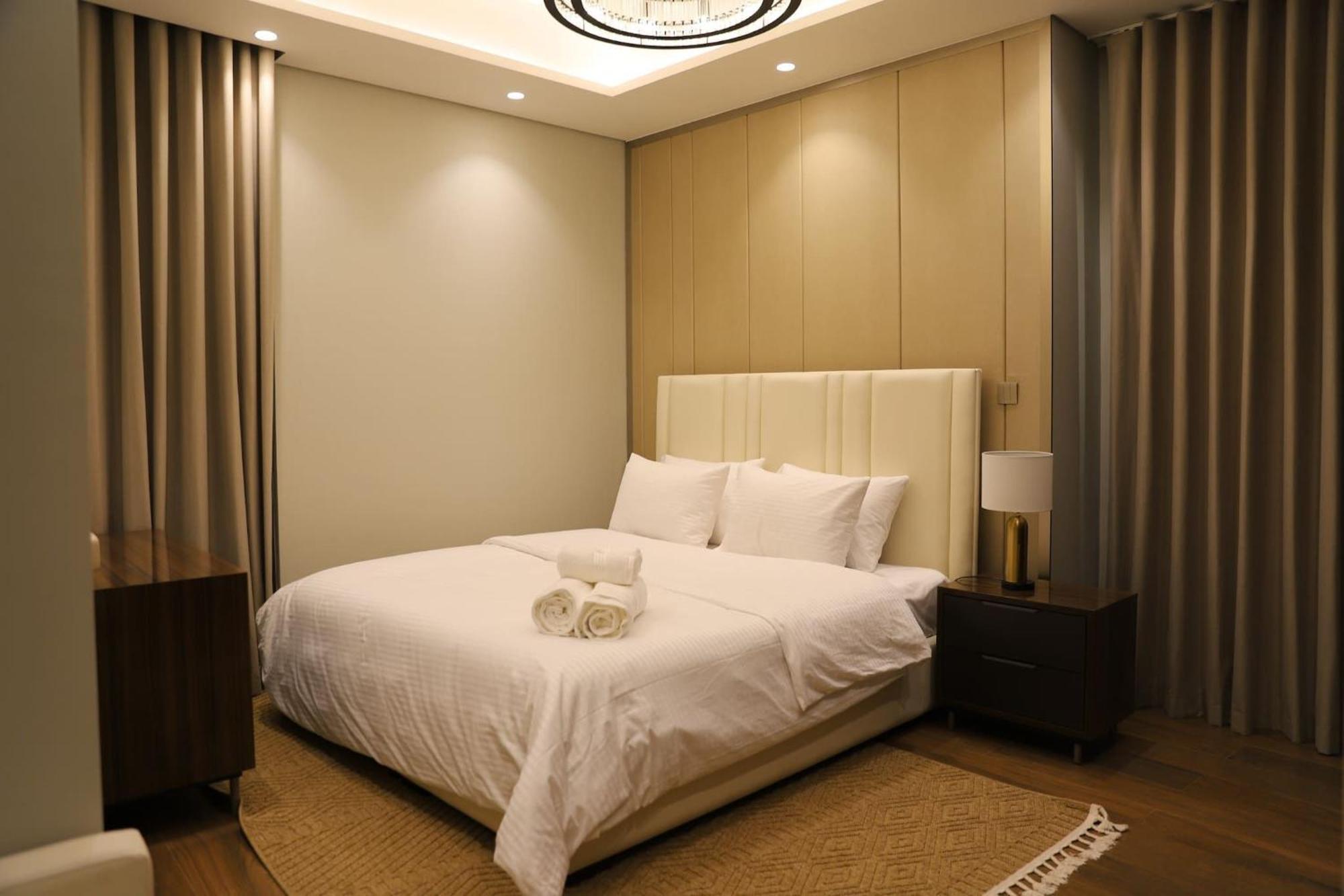 Brand New Large 2 Bedroom With Burj Khalifa View Mid Floor In Business Bay Apartment *
