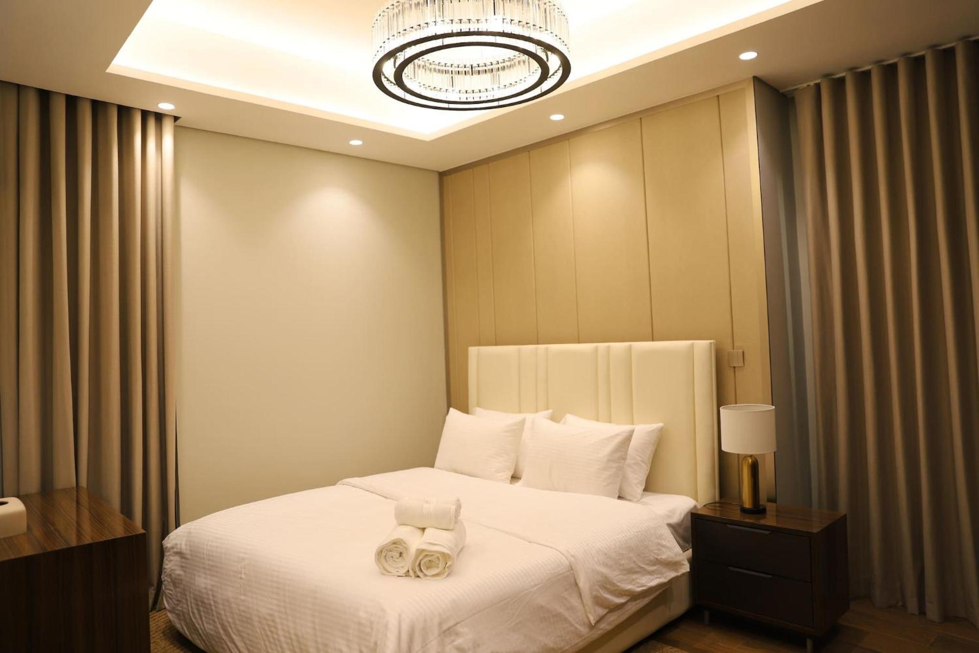 Brand New Large 2 Bedroom With Burj Khalifa View Mid Floor In Business Bay Apartment