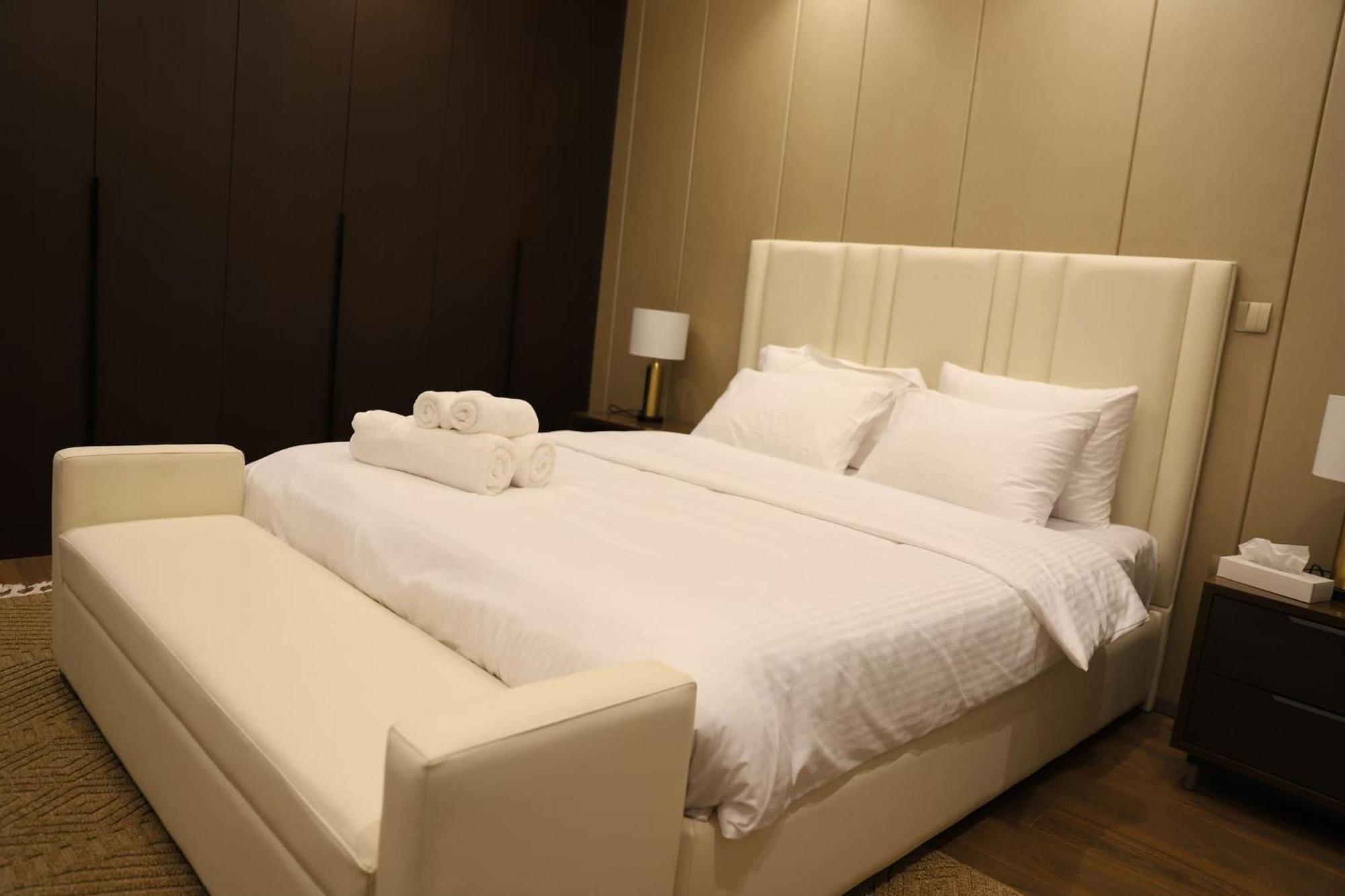 Brand New Large 2 Bedroom With Burj Khalifa View Mid Floor In Business Bay *