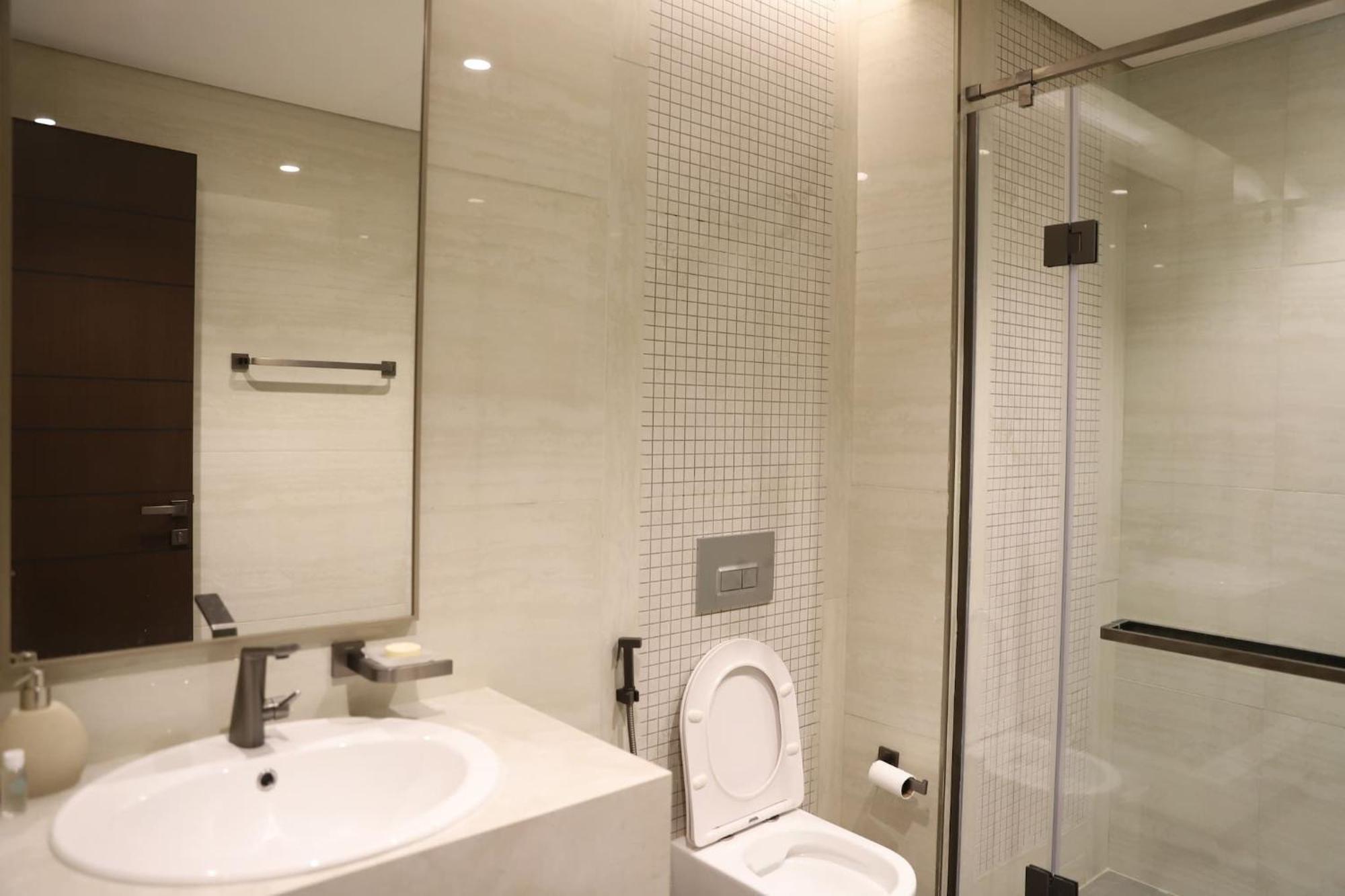 Brand New Large 2 Bedroom With Burj Khalifa View Mid Floor In Business Bay Apartment *